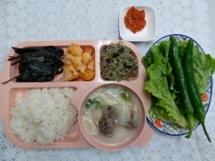 발아현미밥
한우사골곰국/사리
견과류혼합멸치볶음
깻잎장아찌
깍두기
고추쌈채소/저염쌈장