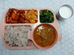 잡곡밥
참치김치찌게
비엔나소세지볶음
시금치나물
김치
우유