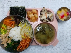봄나물돼지고기산채비빔밥, 양념장
얼갈이된장국
표고버섯나물
김구이 
깍두기
과일후르츠