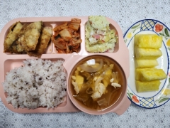 흑미밥
김치순두부찌개
고등어구이
게맛살달걀찜
배추김치
골드파인애플