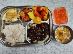 친환경수수밥
돈육자장면
양념순살떡고구마치킨
어묵떡볶이
김치
시리얼/우유/딸기푸딩