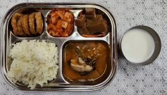 친환경클로렐라쌀밥
순한김칫국
해물완자구이
도토리묵무침
김치
우유