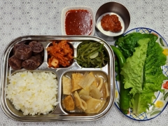 친환경강황쌀밥
어묵탕
순대/초장
미역줄기볶음
김치
상추고추/쌈장
