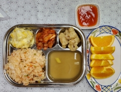 김치야채볶음밥
미소된장국
탕수육/소스
옥수수감자샐러드
김치
과일