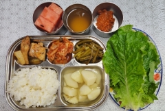 친환경기장쌀밥
감잣국
고등어조림
마늘종볶음
김치
상추/쌈장(자율)
매실주스
과일