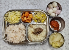 친환경수수밥
한우사골곰국/사리
콩나물무침
감자채볶음
깍두기
양배추쌈/쌈장(자율)
꿀떡