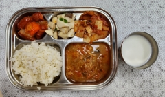 친환경차조밥
참치김치찌개
비엔나소세지볶음
버섯나물
김치
우유