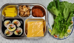 맛있는 오색 김밥
돈육김치볶음
꼬들단무지
쌈채소/쌈장(자율)
유아치즈