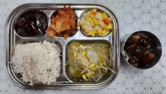 친환경수수밥(소량)
자장면
콩나물국
마카로니옥수수콘샐러드
김치
