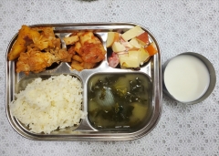 친환경발아현미밥
아욱된장국
고구마닭갈비
파프리카사과샐러드
김치
우유