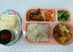 친환경검정쌀밥
두부된장국
고등어카레구이
양배추찜/양념장
청경채나물
김치