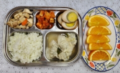 친환경클로렐라쌀밥
물만둣국
계란장조림
버섯나물
깍두기⑨
오렌지