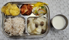 찰수수밥(소량)
소고기떡국
고구마튀김
오이청포묵무침
김치
우유