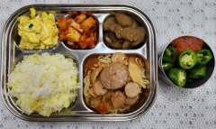 친환경강황쌀밥
돈햄부대찌개
면사리
스크램블에그
우엉조림
깍두기
고추/쌈장(자율)