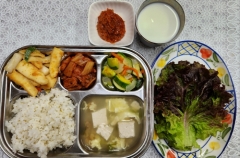 친환경기장쌀밥
북어두부계란국
오징어떡볶음
호박나물
김치
우유
쌈채소/쌈장(자율)