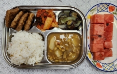친환경귀리밥
청국장찌개
떡갈비구이
가지나물
김치
수박