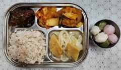 찰수수밥(소량)
어묵우동
오리야채주물럭
양념깻잎지
김치
꿀떡