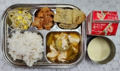 친환경찰보리밥
순두부애호박찌개
생선가스/타르타르소스
콩나물무침
김치
딸기우유