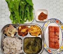 15잡곡밥
열무된장국
목살버섯스테이크
도라지초무침
두부/볶음김치
쌈채소/쌈장
수박