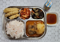 친환경홍국라이스밥
묵은지등뼈감자탕
탕수육/소스
가지볶음
김치
이오요구르트