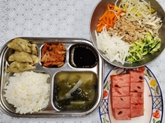 산채나물비빔밥
양념장
얼간이된장국
찐만두
김치
수박