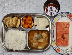 친환경율무차조밥
동태뭇국
해물완자구이
두부/양념장
깍두기
수박