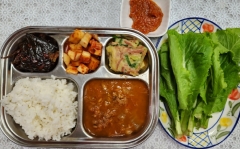 친환경차조밥
참치김치찌개
햄야채전
양념깻잎지
깍두기
쌈채소/쌈장(자율)