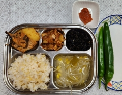 단호박카로틴라이스밥
콩나물국
순살고등어감자조림
김자반볶음
김치류
고추/쌈장(자율)