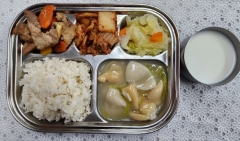보리밥
삼색수제비국
돈육폭찹볶음
양배추볶음
김치
우유