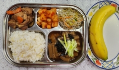 기장밥
도토리묵국
돼지갈비찜
숙주나물
깍두기
바나나