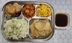 친환경클로렐라쌀밥
어묵국
돈가스&소스
콘샐러드
김치