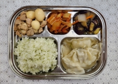 친환경브로콜리라이스밥
만둣국
메추리알돈육
장조림
가지나물볶음
김치