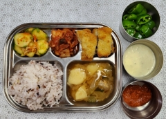 친환경잡곡밥
호박감자국
생선가스&타르타르소스
오이무침
김치류
고추/쌈장