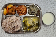 친환경현미잡곡밥
맑은콩나물국
미트볼떡조림
잔멸치볶음
김치류
우유
