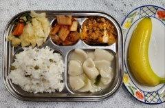 완두콩밥
들깨삼색수제비국
마파두부
굴소스양배추볶음
김치류
바나나