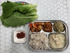 차조잡곡밥
닭곰탕
비엔나케찹볶음
숙주나물무침
김치류
쌈채소/쌈장(자율)