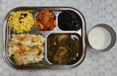 새우볶음밥
근대된장국
마카로니콘샐러드
김자반볶음
김치류
우유