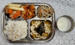 친환경귀리밥
우동국
간장찜닭
들깨무나물
김치류
우유