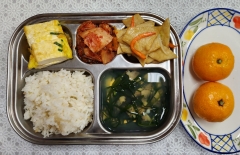 현미밥
바지락살부추국
두부달걀구이
어묵볶음
김치
귤