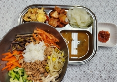 돈육비빔밥
얼갈이된장국
토마토달걀볶음
김치
양배추(자율)쌈장