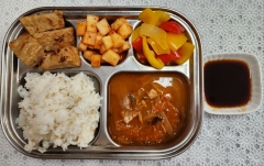 보리밥
참치김치국
함박스테이크&소스
파프리카볶음
깍두기