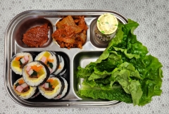 맛있는 오색김밥
돈육김치볶음
쌈채소/쌈장(자율)
요구르트