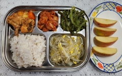 잡곡밥
콩나물국
닭갈비
미역줄기볶음
김치
사과