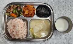 흥국밥(소량)
떡국
오리부추볶음
깻잎장아찌
김치
우유