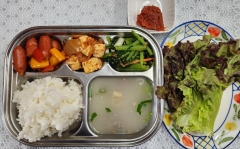백미밥
설렁탕
소시지볶음
솎음열무무침
두부김치
쌈채소/쌈장(자율)