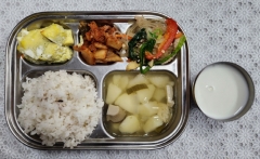 오색미밥
맑은감자국
돈육잡채
달걀찜
김치
우유