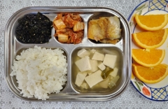 현미밥
두부탕국
순살고등어구이
자반볶음
김치
과일