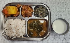 검정쌀밥
근대된장국
닭고구마조림
견과류멸치볶음
배추김치
우유