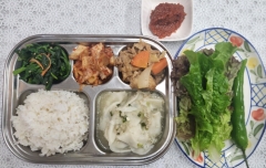 잡곡밥
물만둣국
돈육야채볶음
시금치나물
김치
고추/쌈장(자율)