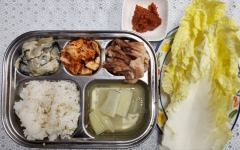보리밥
맑은뭇국
수육
김장김치
생굴/배추쌈/쌈장(자율)